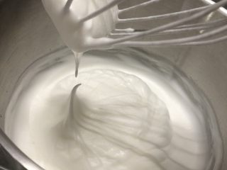 19、十寸古早蛋糕,提起打蛋器能有立起来的小尖角就算打好了。