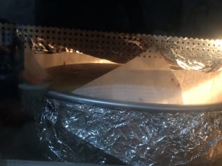 25、十寸古早蛋糕,加盖锡纸，继续烤至蛋糕熟透