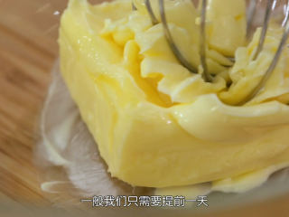 1、椰子脆片,首先，我们的无盐黄油一定要室温软化到糊糊状，用打蛋器可以很轻易的就打散的状态