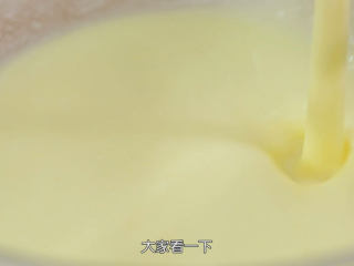 4、椰子脆片,必须把之前一半的蛋清混匀之后才能把剩余的蛋清加进去，否则会使得黄油更加混不匀（实在混不匀，请注意视频中的小贴士方法补救），直到混匀变成比较稀的糊糊状