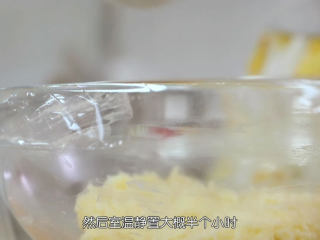 7、椰子脆片,做好的椰子脆片的面糊还是比较软的，这个时候我们要盖上保鲜膜，静置至少半个小时，让椰蓉充分把黄油吸进去，然后才可以进行整形和烘烤