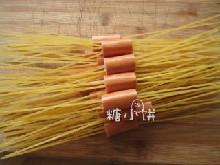 3、串肠意面,穿好全部的火腿肠。烧一锅热水煮意面。