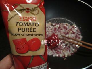 6、串肠意面,加入番茄膏拌炒均匀,番茄膏是浓缩番茄泥一类的东西。