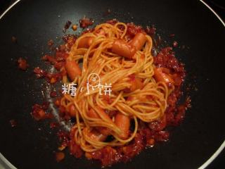 9、串肠意面,将意面与酱料拌匀,装盘。表面撒上少许现磨粗粒黑胡椒和干欧芹碎即可。