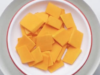 1、南瓜小圆子,南瓜去皮，给它切成小块，这样容易蒸熟。