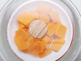 2、南瓜小圆子,上锅大火蒸熟