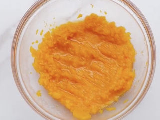 3、南瓜小圆子,蒸熟的南瓜用勺子给它压成泥，这个做小圆子的，不需要要求处理得太细，如果非要用料理机打成泥的话当然是可以的。