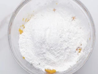 4、南瓜小圆子,准备200克糯米粉，加入到南瓜泥中，我看过很多做美食的博主用木薯粉或者淀粉的。但是，个人更加推荐用糯米粉来做。