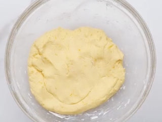 6、南瓜小圆子,揉好的面团，是不沾盆不粘手的光滑的状态，而且硬度适中。揉好的面团盖好防止表面变干，等它醒10分钟。