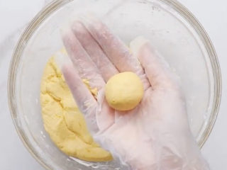 7、南瓜小圆子,做好的面团上手揪一小块，搓成光滑的小圆子