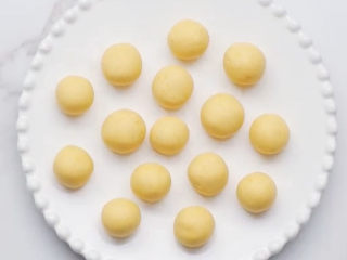 8、南瓜小圆子,全部搓好了，可可爱爱的小圆子。