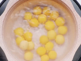 9、南瓜小圆子,接下来煮它，记得一定要水开以后下圆子，切记不能冷水下锅煮，不然漫长的煮开过程中，你的小圆子有可能就都化成一锅汤了。