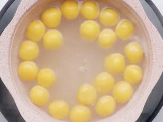 10、南瓜小圆子,怎么判断是否煮好了，就看小圆子是不是飘起来了，跟煮饺子一个道理。