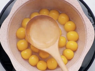 11、南瓜小圆子,小圆子煮熟以后，不用盛出来，把锅里的水大部分都勺出来，留下小部分的水在锅里。