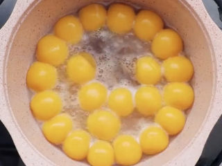 12、南瓜小圆子,加入两块红糖，前面留下来的水就是为了继续煮红糖用的。