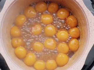 13、南瓜小圆子,开小火，把红糖熬稠一点就差不多了。