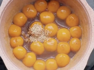 14、南瓜小圆子,出锅前来一点元气白芝麻，提升颜值，增加香味。