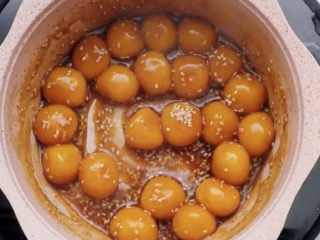 15、南瓜小圆子,搅拌均匀，最后煮好时这样的状态，稠稠的红糖，小圆子也裹上了红糖色。