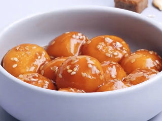 16、南瓜小圆子,这个颜色看起来就特别有元气，软软弹弹，还有女生必备的红糖，好吃。