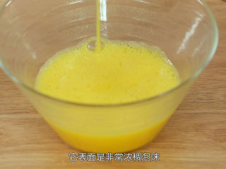 5、巧克力流心,把全蛋和蛋黄全部敲进蛋盆里面,细砂糖和盐也都倒入蛋里面,用电动打蛋器1档,把细砂糖打到融化就可以了