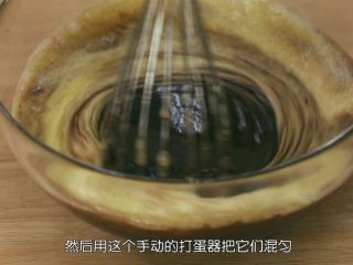 6、巧克力流心,确认一下巧克力的温度,只要不烫手就可以和鸡蛋混合喽,如果夏天太热,那就稍微再放一会,不可以放入冰箱(因为黄油和巧克力都会凝固的),只能室温冷却,然后把鸡蛋倒入巧克力糊里面用手动打蛋器混匀