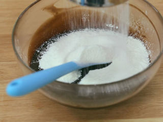 7、巧克力流心,把朗姆酒也倒进去混合一下,没有朗姆酒就随便倒点什么烈酒也是一样的,只是增加风味而已,让巧克力流心不仅仅只有巧克力的味道,当然,如果你不喜欢酒味不加也是完全可以的,然后把面粉过筛加进去