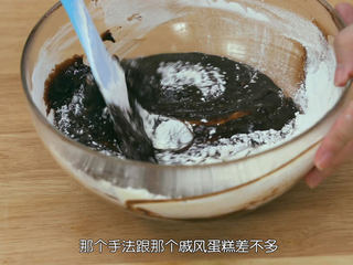8、巧克力流心,把酒混合均匀之后,手动打蛋器就不需要了,用刮刀轻轻拌匀就可以了,不要过度搅拌,过度搅拌面糊会很浓稠,面粉起筋,然后烤的时候流心很浓稠,用戚风蛋糕的手法就可以了,面粉很快就混进去了,面粉混合好了之后,那巧克力流心的面糊就做好了