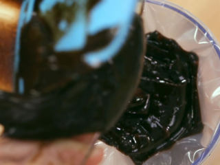 9、巧克力流心,把面糊装入裱花袋里面方便挤入模具,那如果你喜欢,直接倒入模具也是完全没有问题的,倒入模具八分满就可以了,让静置一会直到它完全冷却