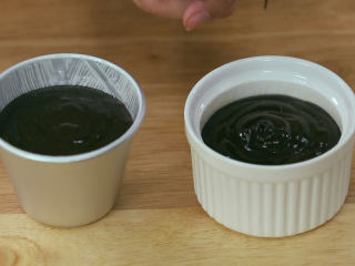 10、巧克力流心,面糊挤进去之后马上烤是可以的,但是那个流心会比较浓稠,因为它现在还有一点温度,面糊本身有温度,内心部分加热就会比较快,烘烤的时候也会慢慢的凝固,所以流心会比较稠,口感有一定的影响,所以冷却后我们再烤,外围一圈都凝固成型了,里面还是流动的液体,这才是最佳状态