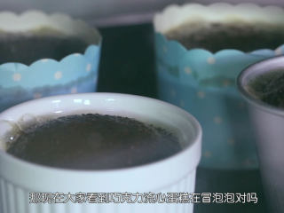 11、巧克力流心,冷却期间,我们可以先把烤箱上下火220度预热,把冷却好的面糊放入烤箱中层烘烤8分钟左右就可以了