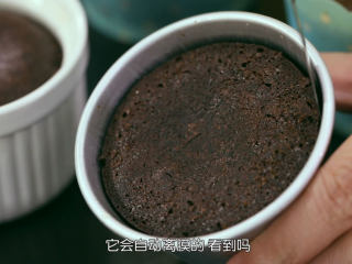 12、巧克力流心,烤好之后要放凉一会,就可以脱模食用了,一般情况下,是会自动离膜的,如果不确定可以用刀稍微刮一下边缘,更利于脱模