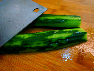 5、私房凉拌黄瓜,用刀背拍碎，切记有女汉子情节的不要太大力哦，哈哈