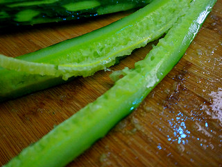 6、私房凉拌黄瓜,接着呢取出瓜瓤的部分不要