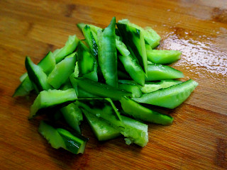 7、私房凉拌黄瓜,切成这样大小均匀斜斜的断