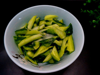 8、私房凉拌黄瓜,找一个稍微大一点的容器，【等下搅拌起来不费劲啊】撒入少许盐，用筷子或用手拌匀。腌制10分钟左右哦