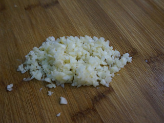 10、私房凉拌黄瓜,大蒜去皮，剁成细细的小碎，这样好看也容易入味儿