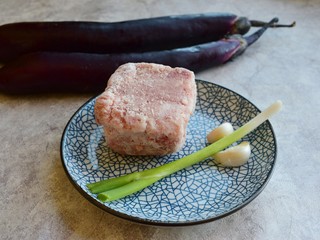 1、茄子肉末打卤面,准备食材