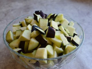 2、茄子肉末打卤面,茄子切丁