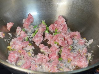 7、茄子肉末打卤面,下肉末，炒至变色（肉末是买好的，不需要自己剁，买完放在冰箱里，随吃随取）