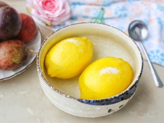 2、百香果柠檬蜂蜜水,柠檬用粗盐搓干净表皮，洗干净后在清水中浸泡一下，把柠檬表面的蜡去掉。