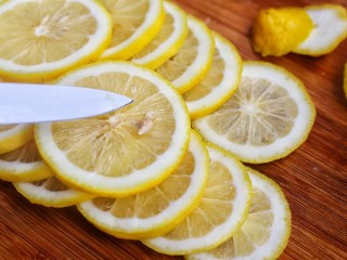 4、百香果柠檬蜂蜜水,去籽备用。