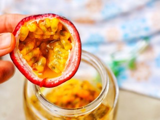 8、百香果柠檬蜂蜜水,百香果。