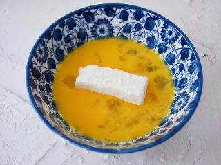 12、脆皮鲜奶,再放入蛋液中沾满蛋液