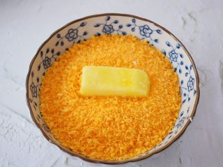 13、脆皮鲜奶,最后放入面包糠中使其表面沾裹上一层面包糠