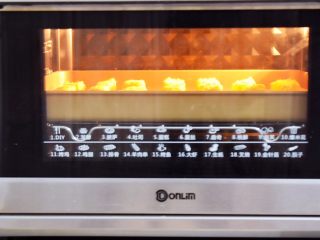 15、脆皮鲜奶,放入预热好的烤箱，上下火180度，中层烤15分钟左右