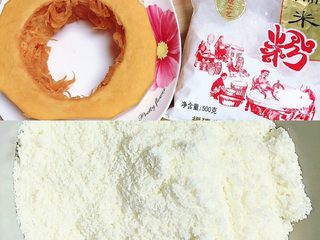 1、南瓜糯米薯片饼,准备好食材。南瓜、糯米粉、奶粉、可可饼干。