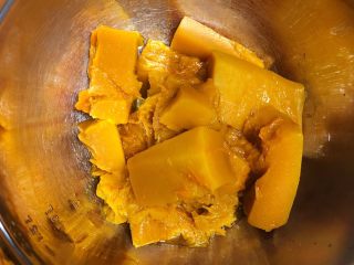 4、南瓜糯米薯片饼,蒸好的南瓜放入盆中放凉。