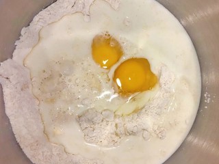 1、手撕面包,把高筋面粉、鸡蛋、白糖、酵母、牛奶加入搅拌碗，牛奶可以留10g根据自己的面粉浠水度进行调整