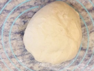 3、手撕面包,用保鲜膜包好，放冰箱冷冻20分钟