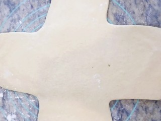6、手撕面包,擀成中间厚的十字形